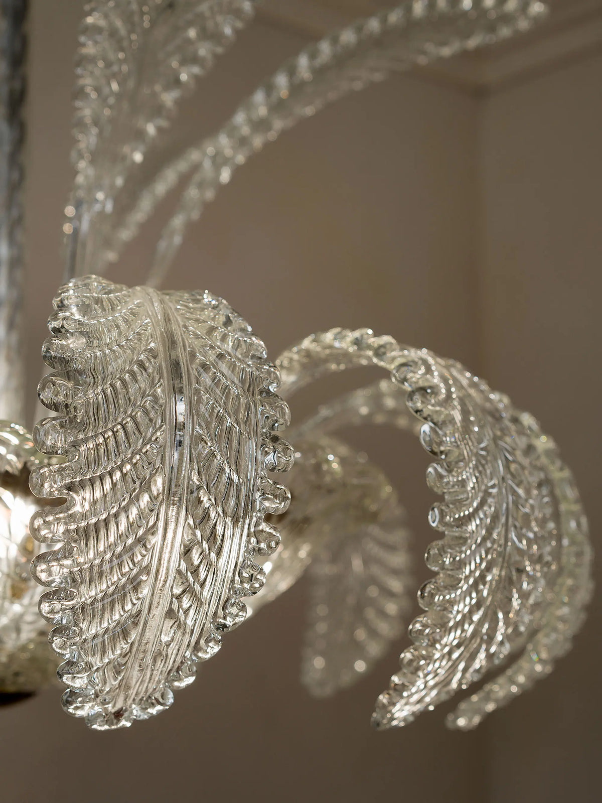 Dettaglio delle foglie di vetro ricurve verso il basso del lampadario vintage | Lo Stile Italiano