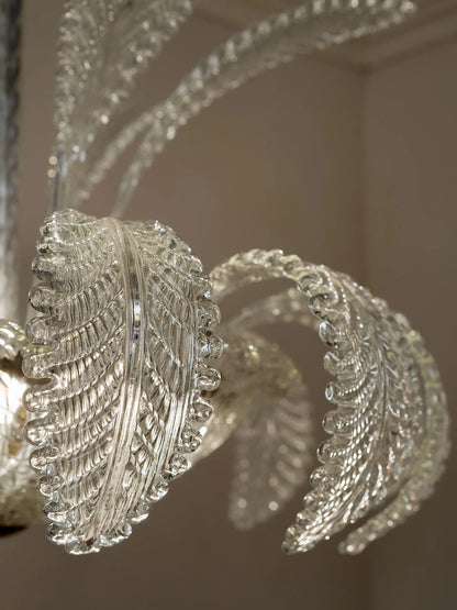 Dettaglio delle foglie di vetro ricurve verso il basso del lampadario vintage | Lo Stile Italiano