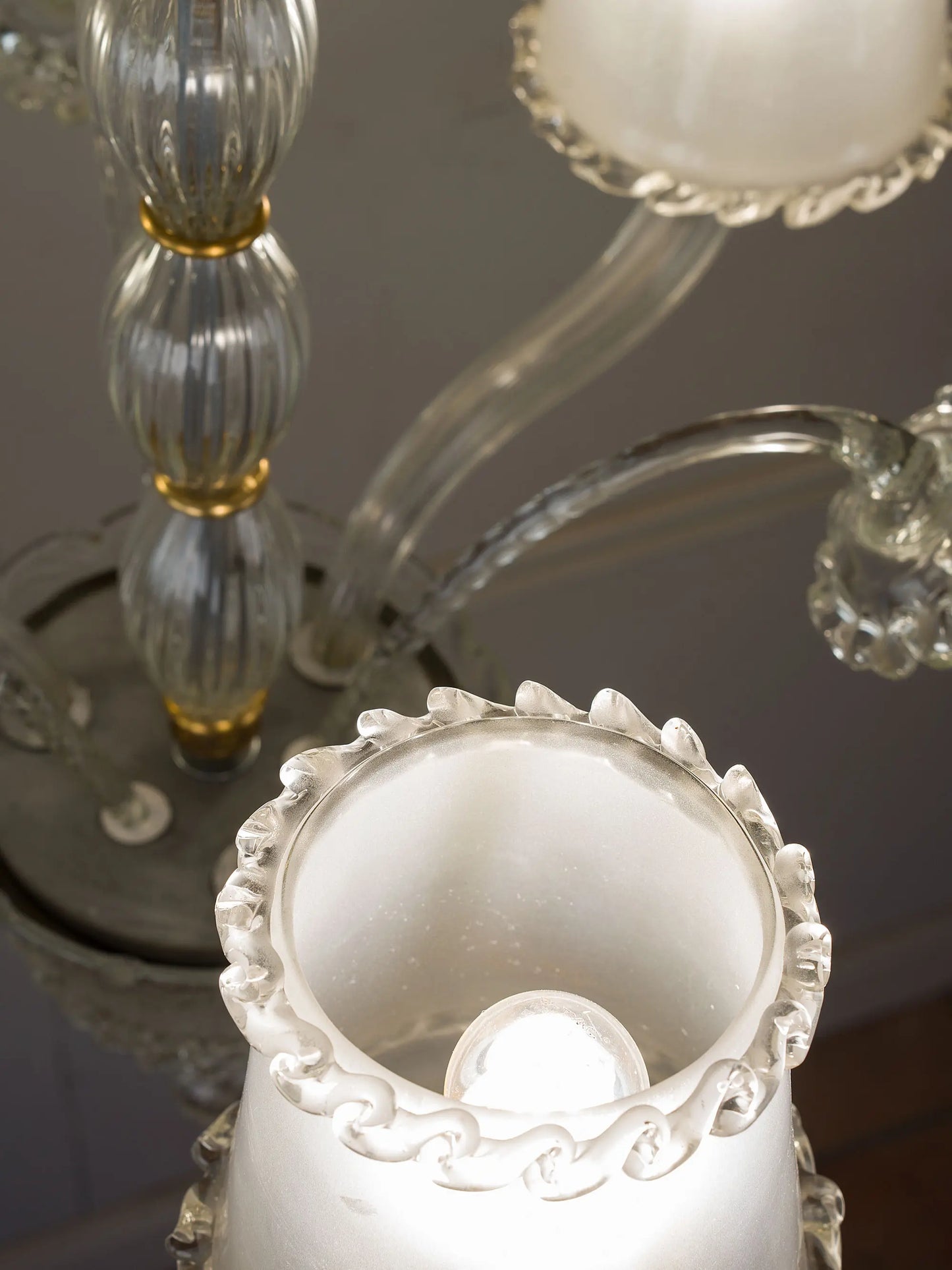 Lampadario veneziano vintage con paralumi satinati e vetro martellato | Lo Stile Italiano 