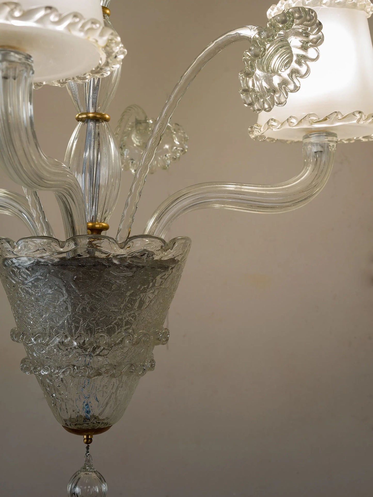Dettaglio fiore decorativo in vetro trasparente lavorato a mano Murano | Lo Stile Italiano 