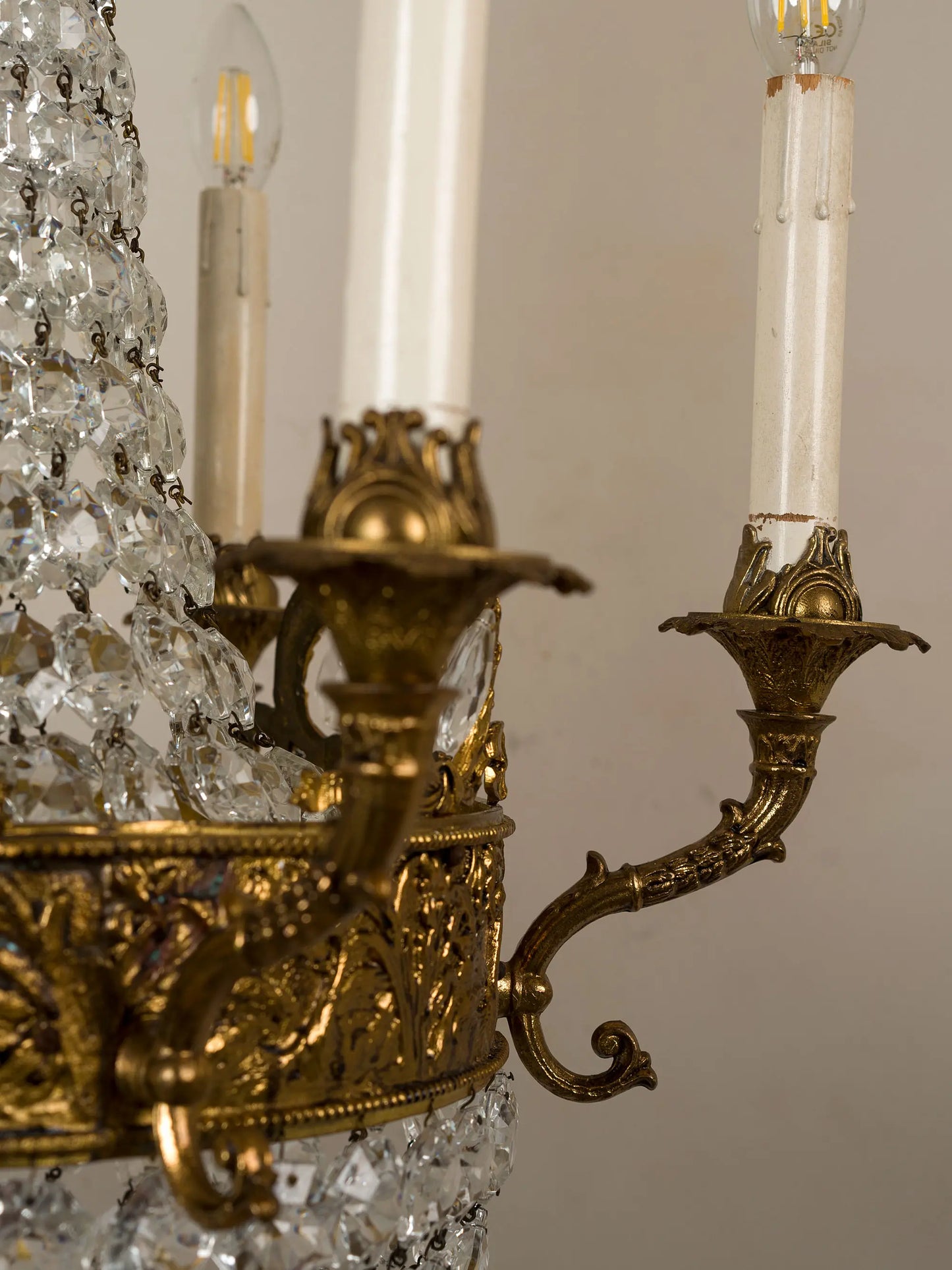 Dettaglio del braccio del lampadario Vitage stie Impero | Lo Stile Italiano