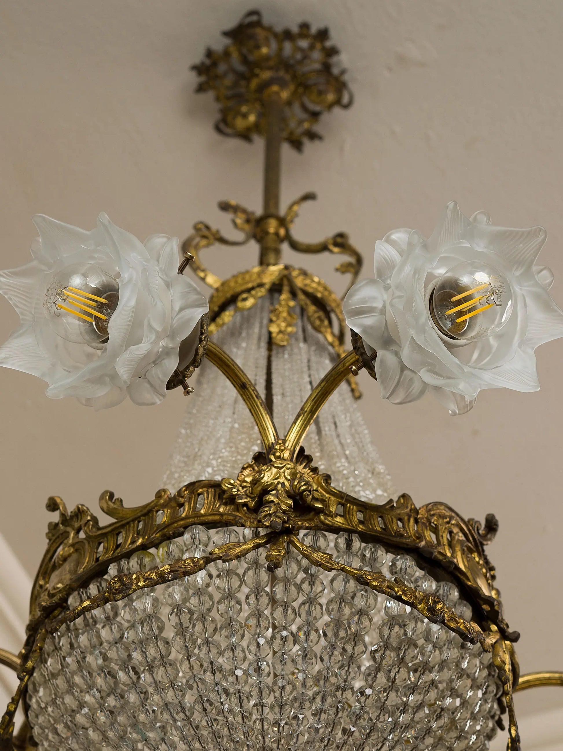 Vista dal basso del lampadario antico con catenelle di cristallo e due paralumi a fiore | Lo Stile Italiano 