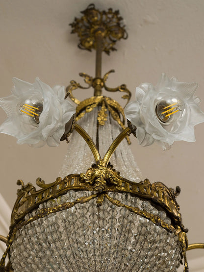 Vista dal basso del lampadario antico con catenelle di cristallo e due paralumi a fiore | Lo Stile Italiano 