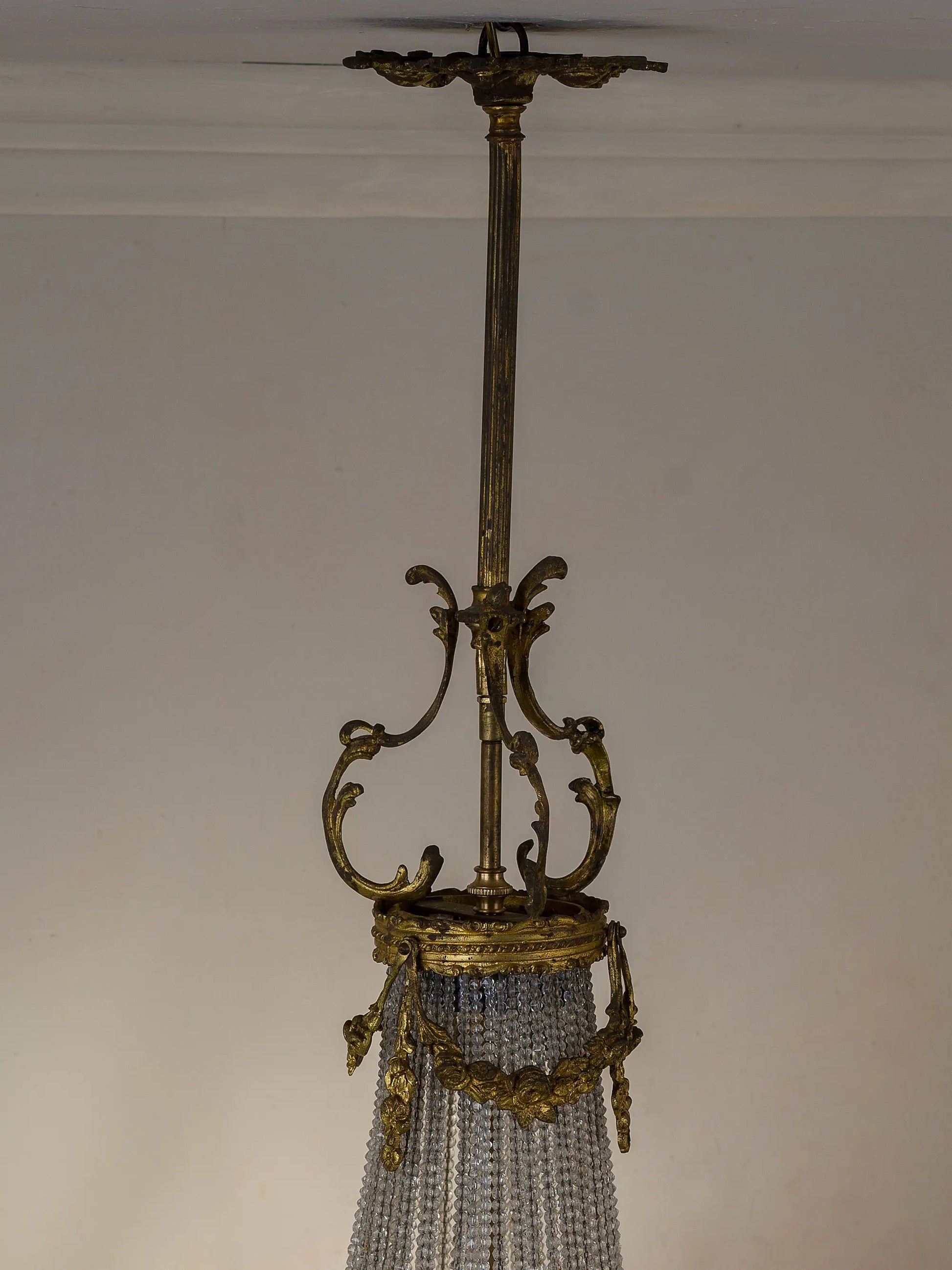 Vista dall'alto del lampadario con evidenziati i fregi in bronzo dorato | Lo Stile Italiano