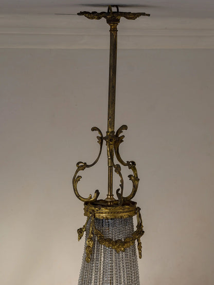 Vista dall'alto del lampadario con evidenziati i fregi in bronzo dorato | Lo Stile Italiano