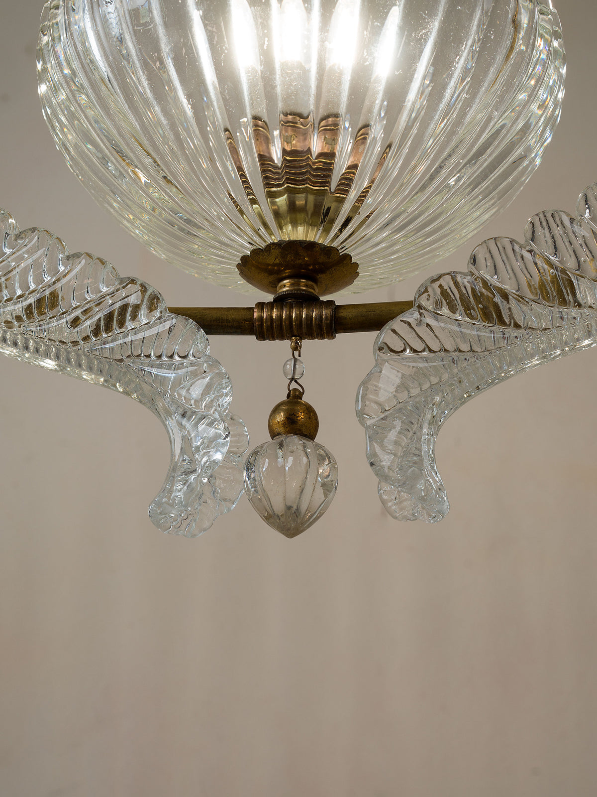 Dettaglio della goccia endente del lampadario di Murano | Lo Stile Italiano 