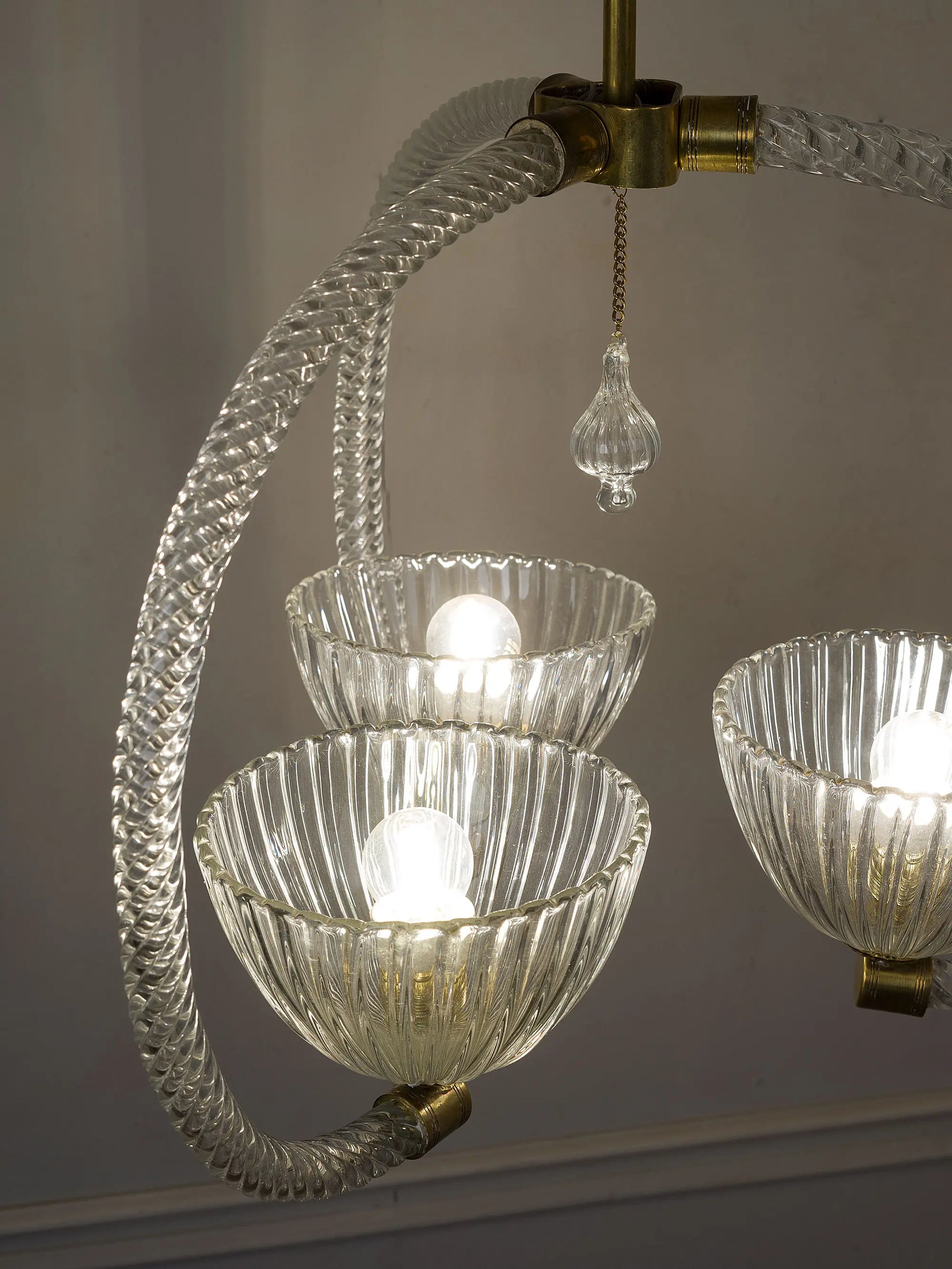 Dettaglio centrale del lampadario vintage di Murano | Lo Stile Italiano