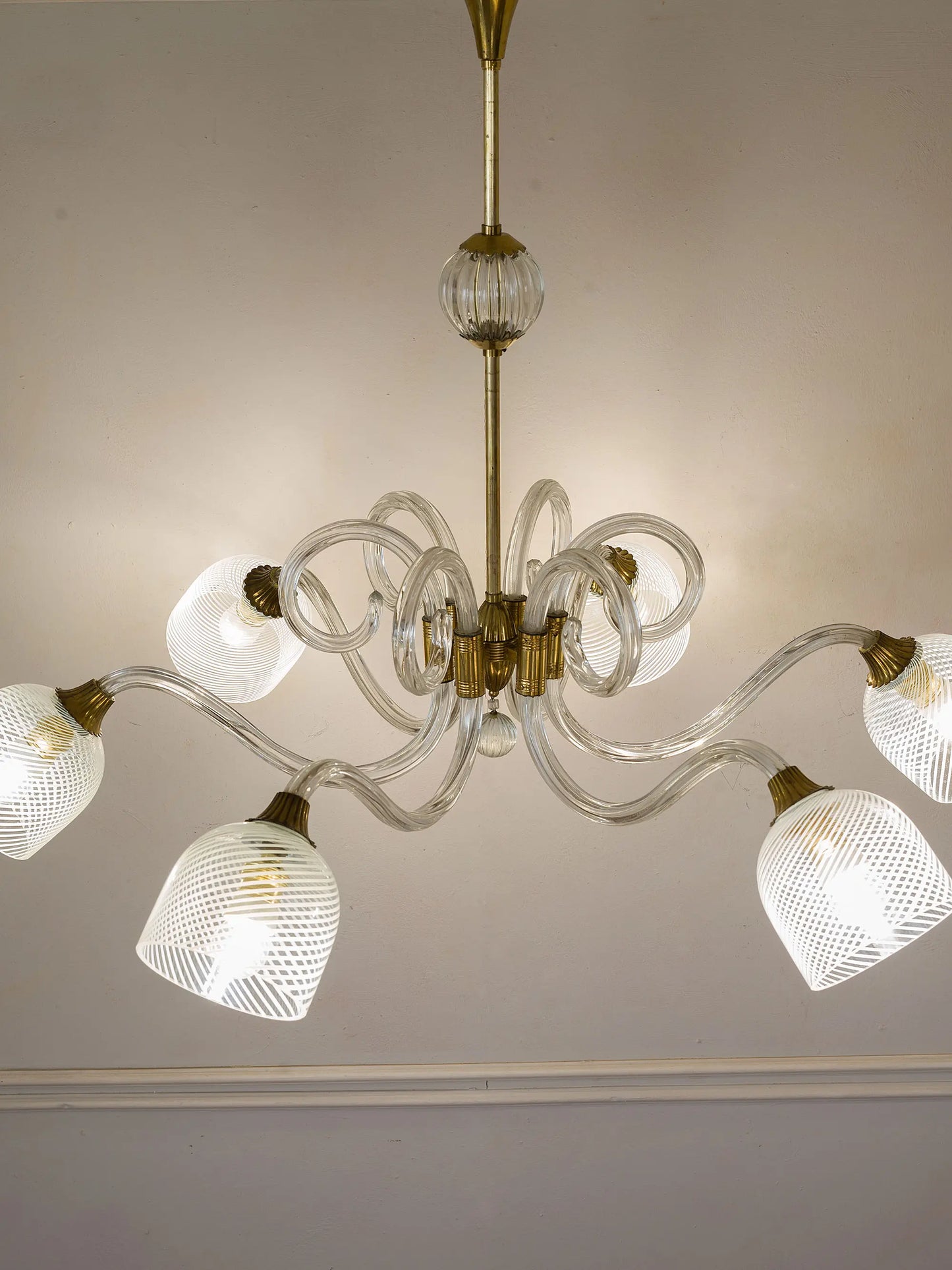 Lampadario veneziano di alta gamma con struttura in ottone dalle tonalità oro - Lo Stile Italiano