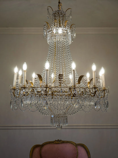 Lampadario a mongolfiera in cristallo illuminato, ambientato con poltrone d'epoca | Lo Stile Italiano 