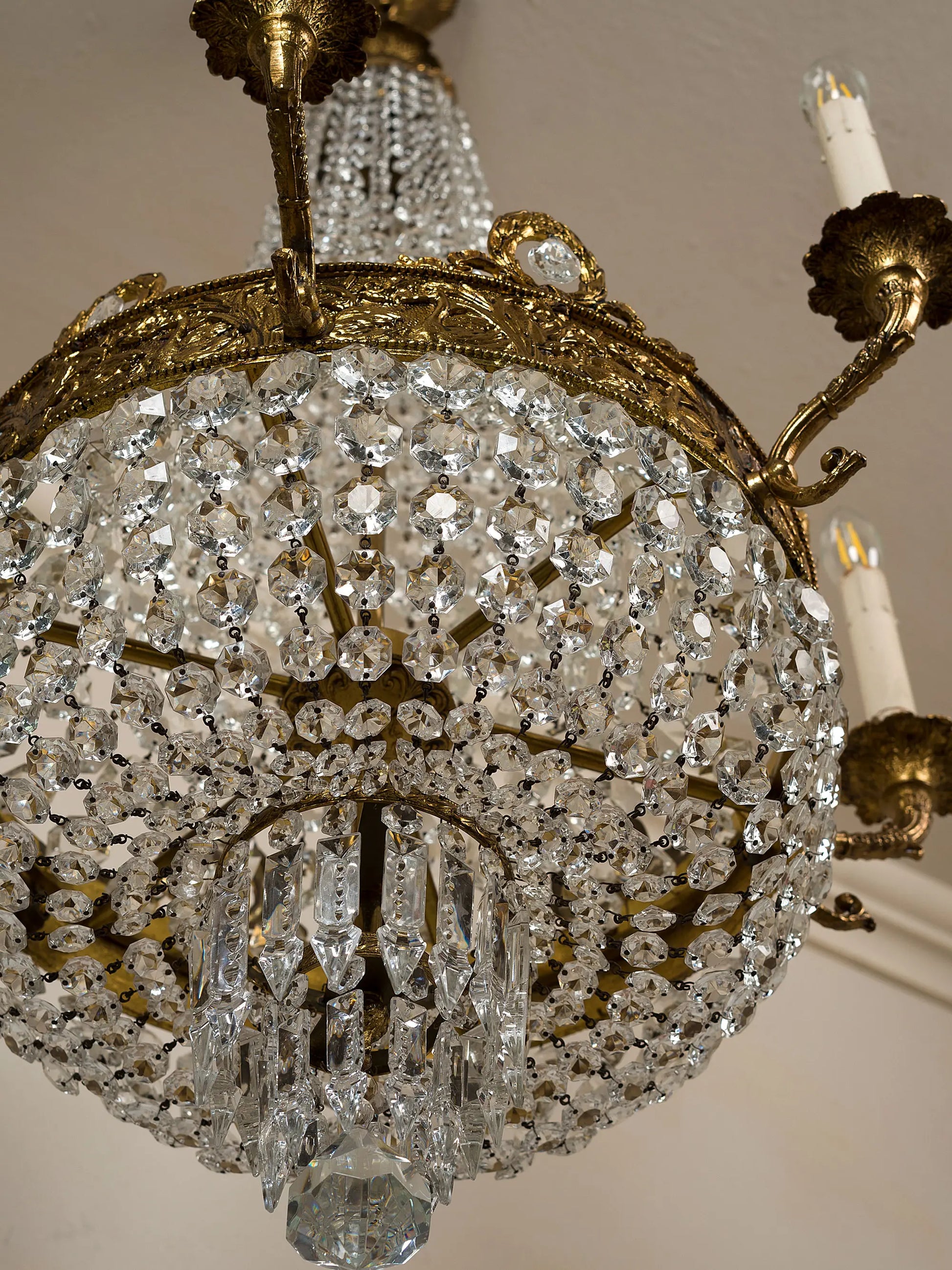 Vista dal basso del lampadario classico a mongolfiera, arricchito da gocce pendenti e pendente centrale in cristallo sfaccettto | Lo Stile Italiano