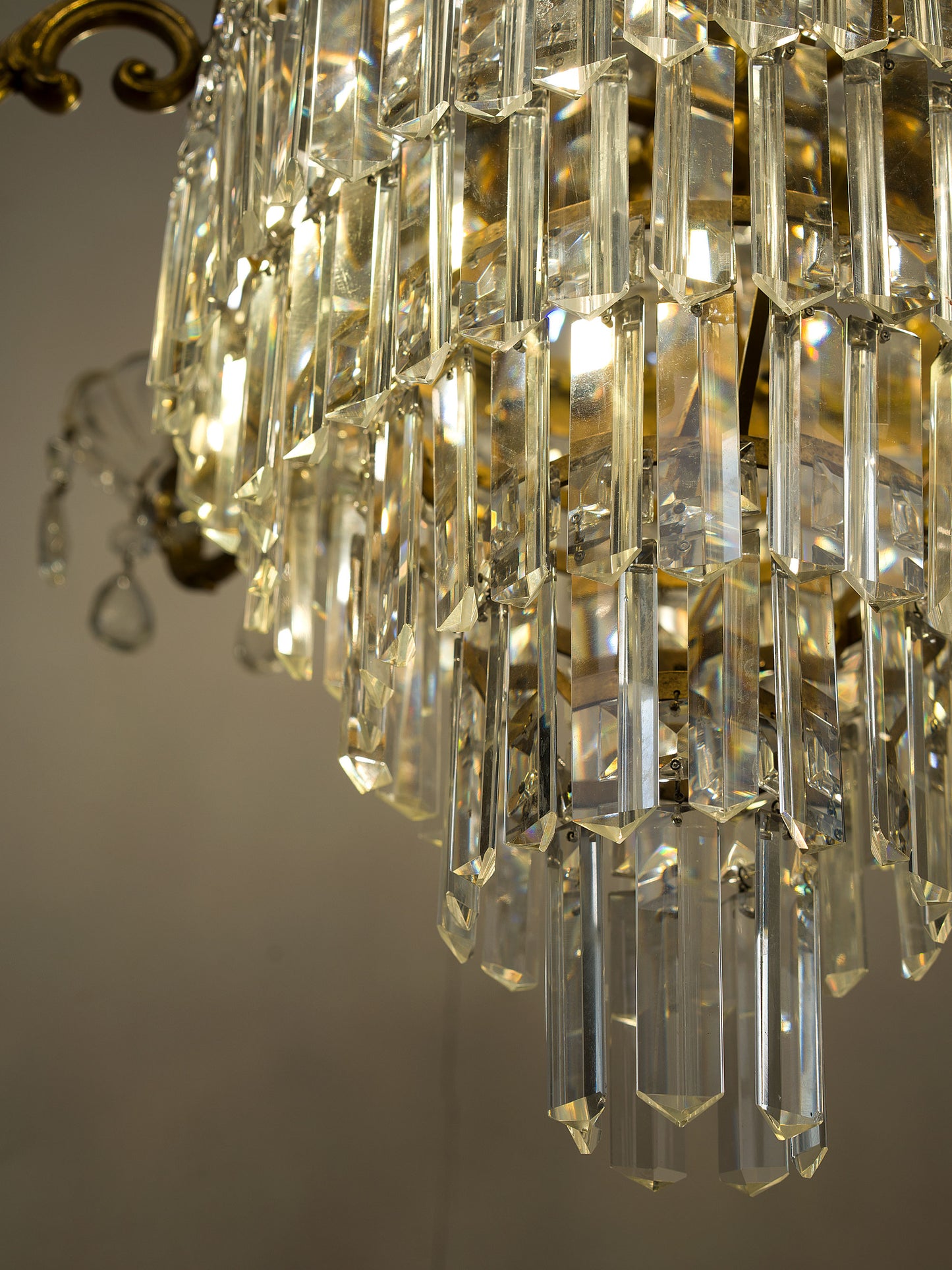 Parte bassa del lampadario ricca i gocce di cristallo pendenti | Lo Stile Italiano
