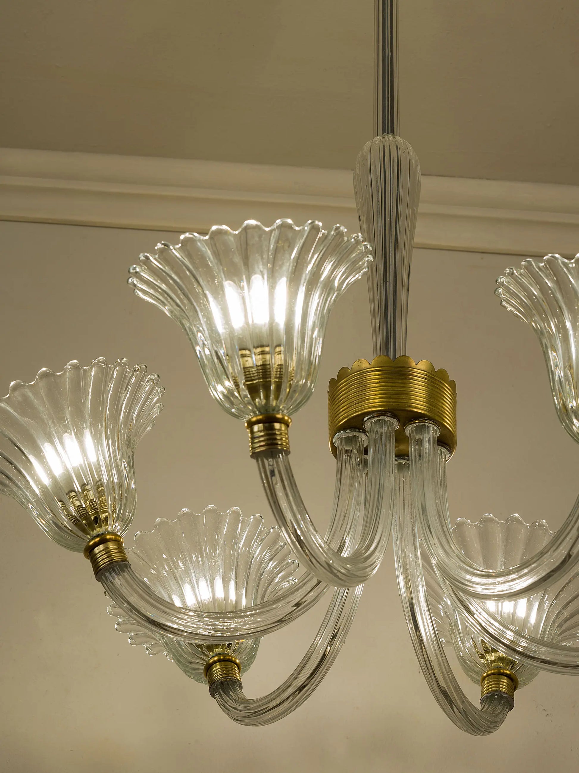 Dettaglio del vetro costolato del lampadario Murano anni ’40 | Lo Stile Italiano 