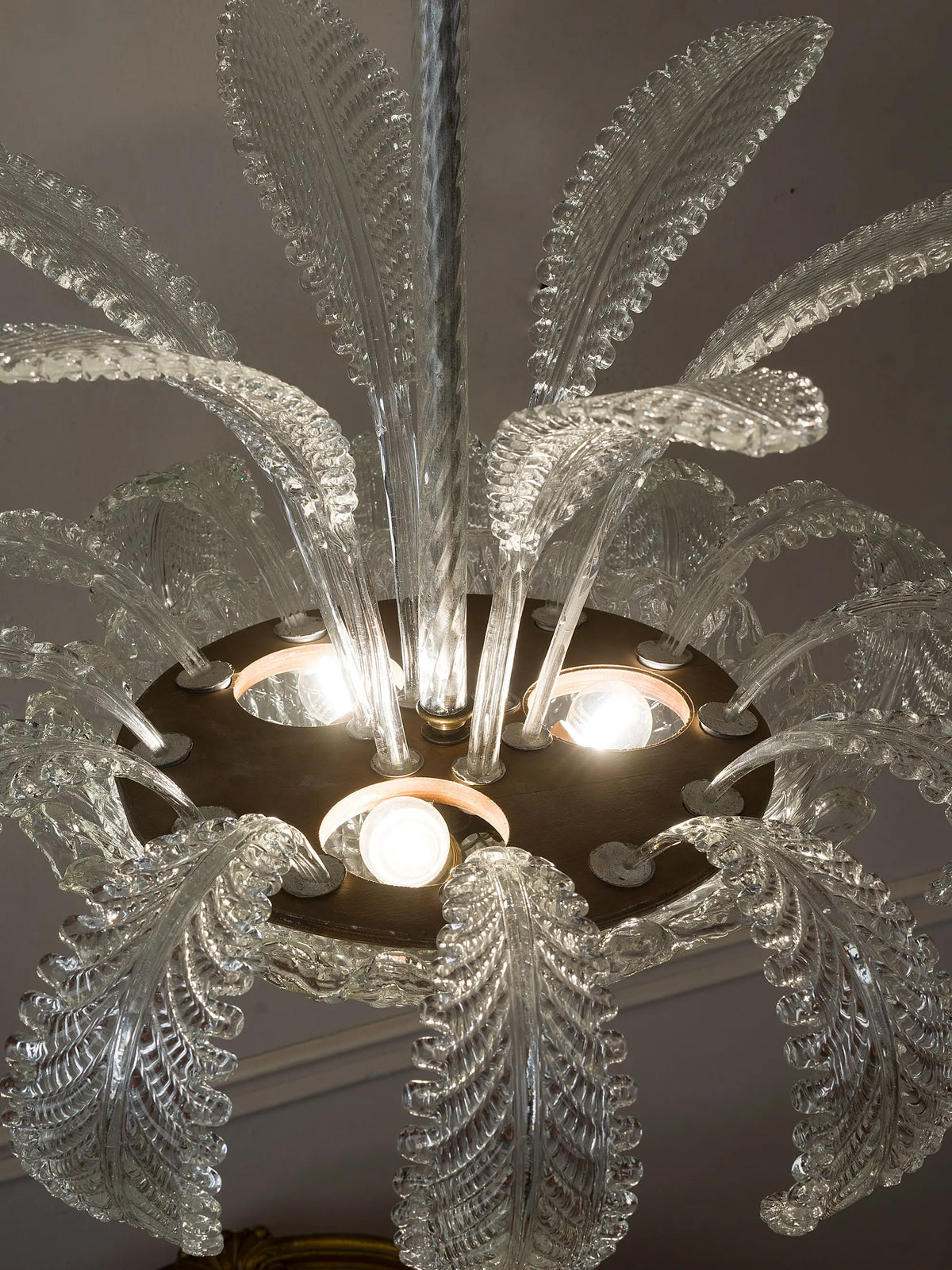 Lampadario veneziano antico visto dall'alto, illuminato da tre luci | Lo Stile Italiano