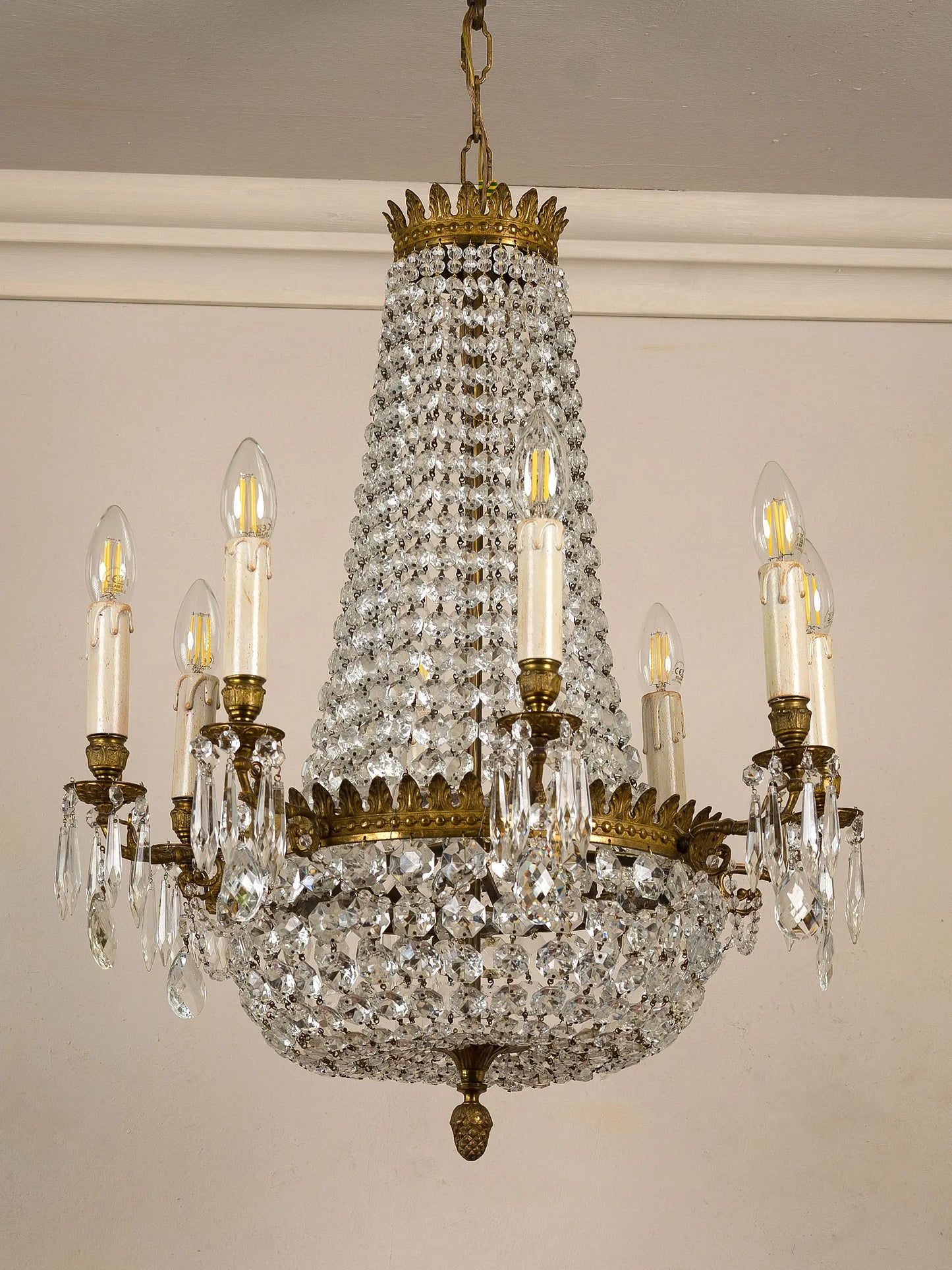 Elegant chandelier from the early 1900s with eight lights for the living room. | Lo Stile Italiano