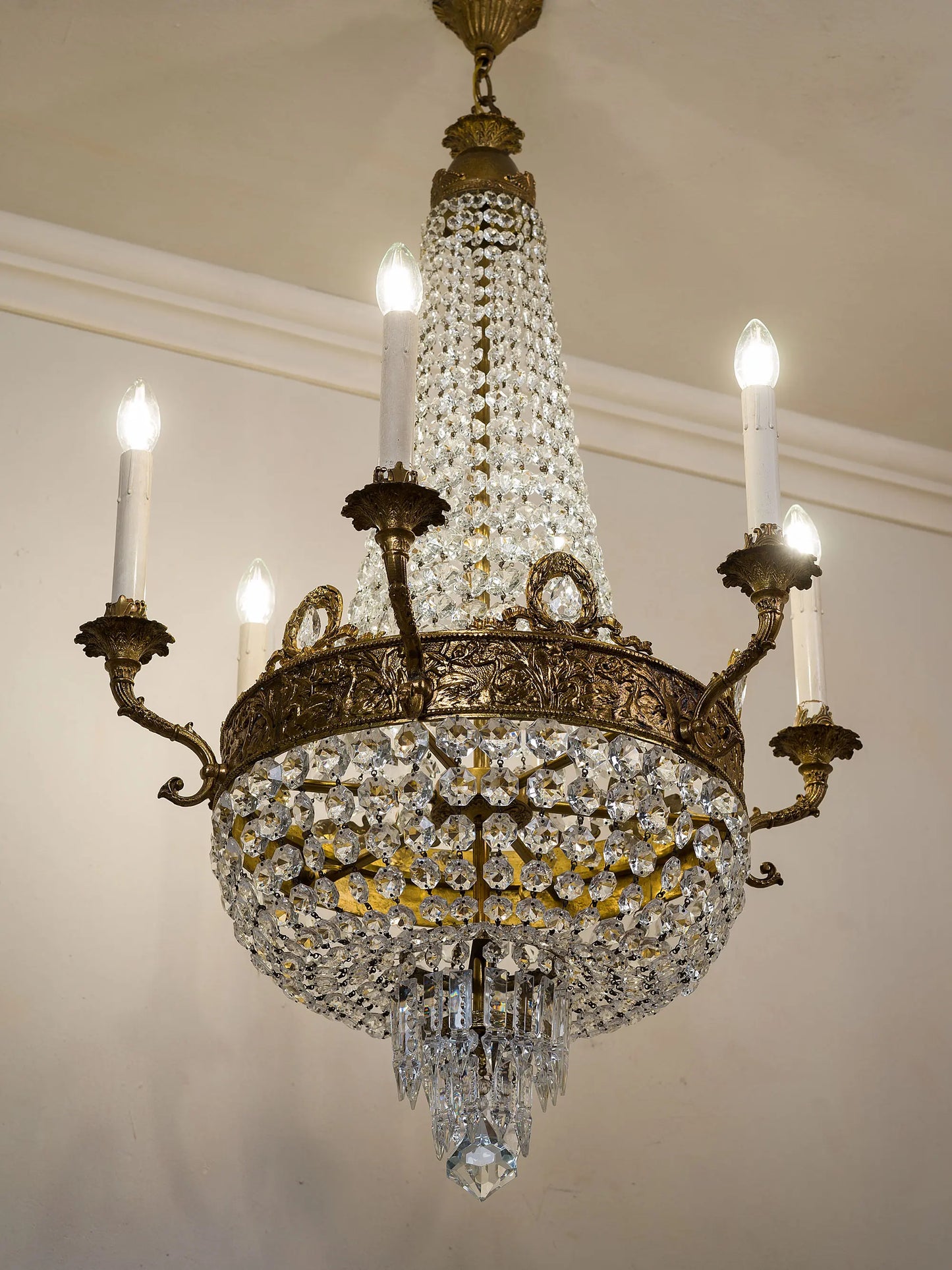 Lampadario in cristallo stile neoclassico con sei bracci luce e ricca decorazione in bronzo dorato | Lo Stile Italiano