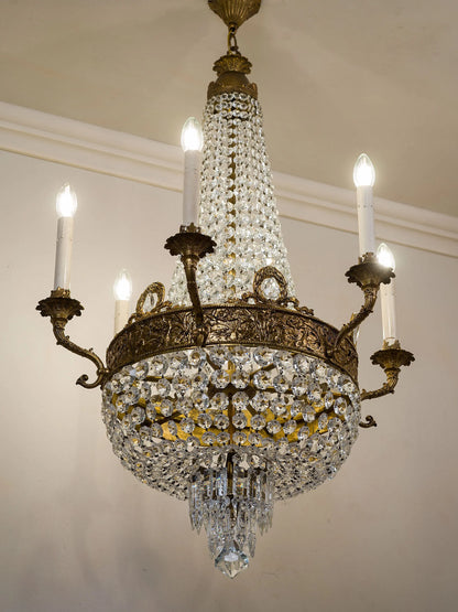 Lampadario in cristallo stile neoclassico con sei bracci luce e ricca decorazione in bronzo dorato | Lo Stile Italiano