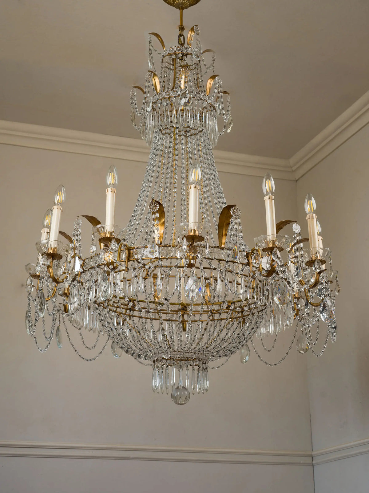 Lampadario in cristallo con catenelle di vetro, grandi gocce pendenti e coppe trasparenti | Lo Stile Italiano 