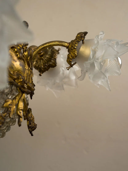 Dettaglio di paralume a fiore in vetro satinato e braccio in bronzo dorato | Lo Stile Italiano 
