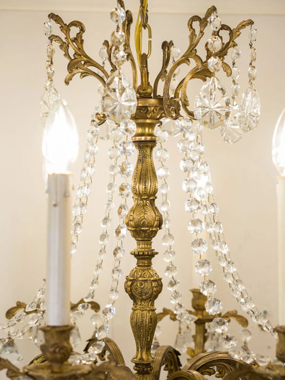 Lampadario antico stile Luigi XVI illuminato con lampadine a candela