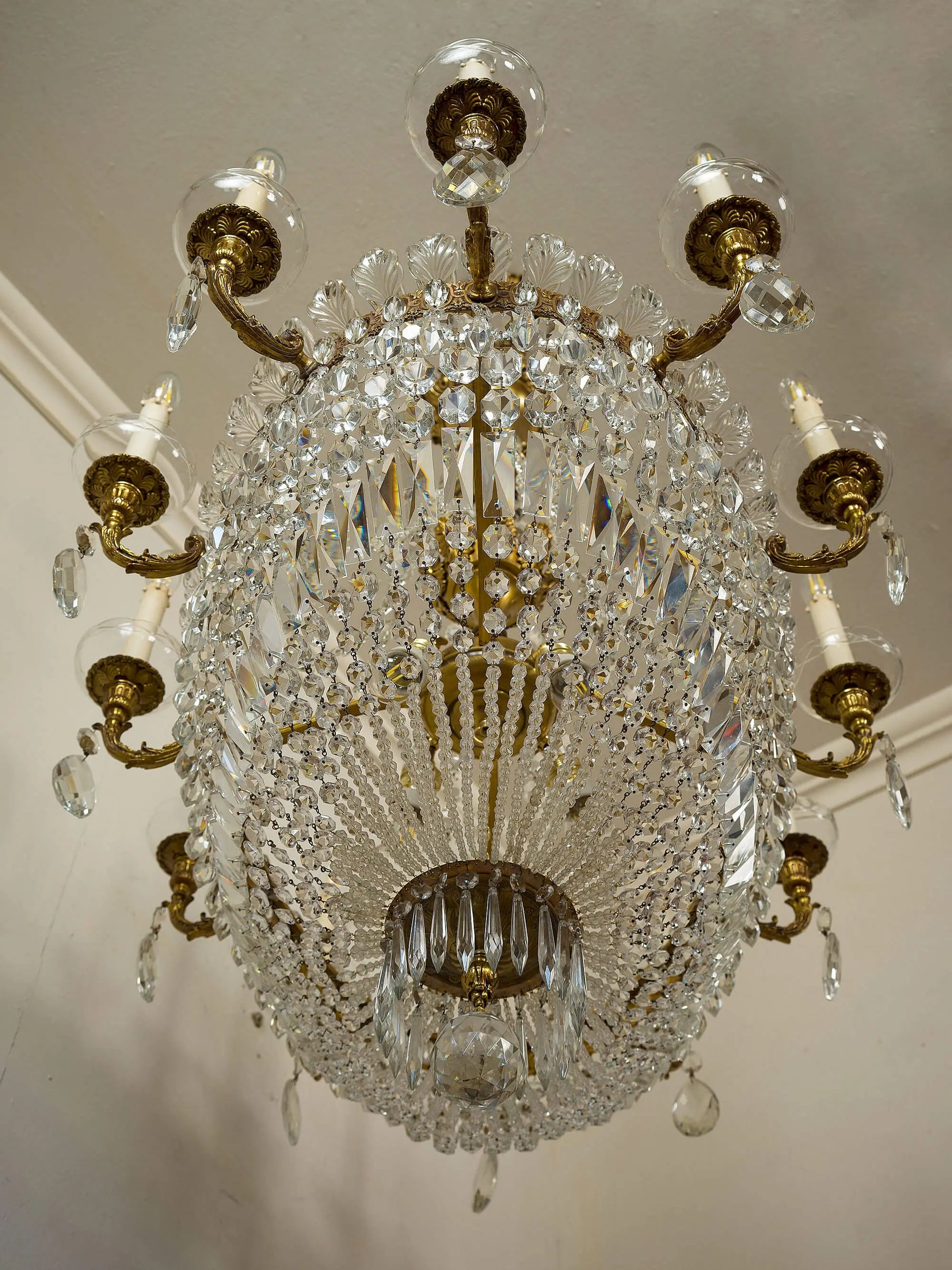 Maestoso lampadario visto dal basso | Lo Stile Italiano