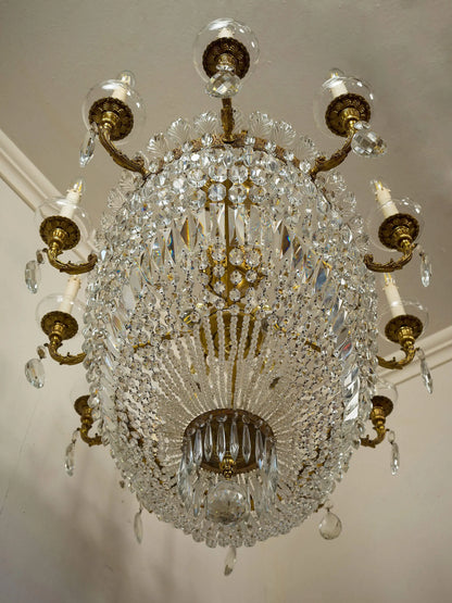 Maestoso lampadario visto dal basso | Lo Stile Italiano