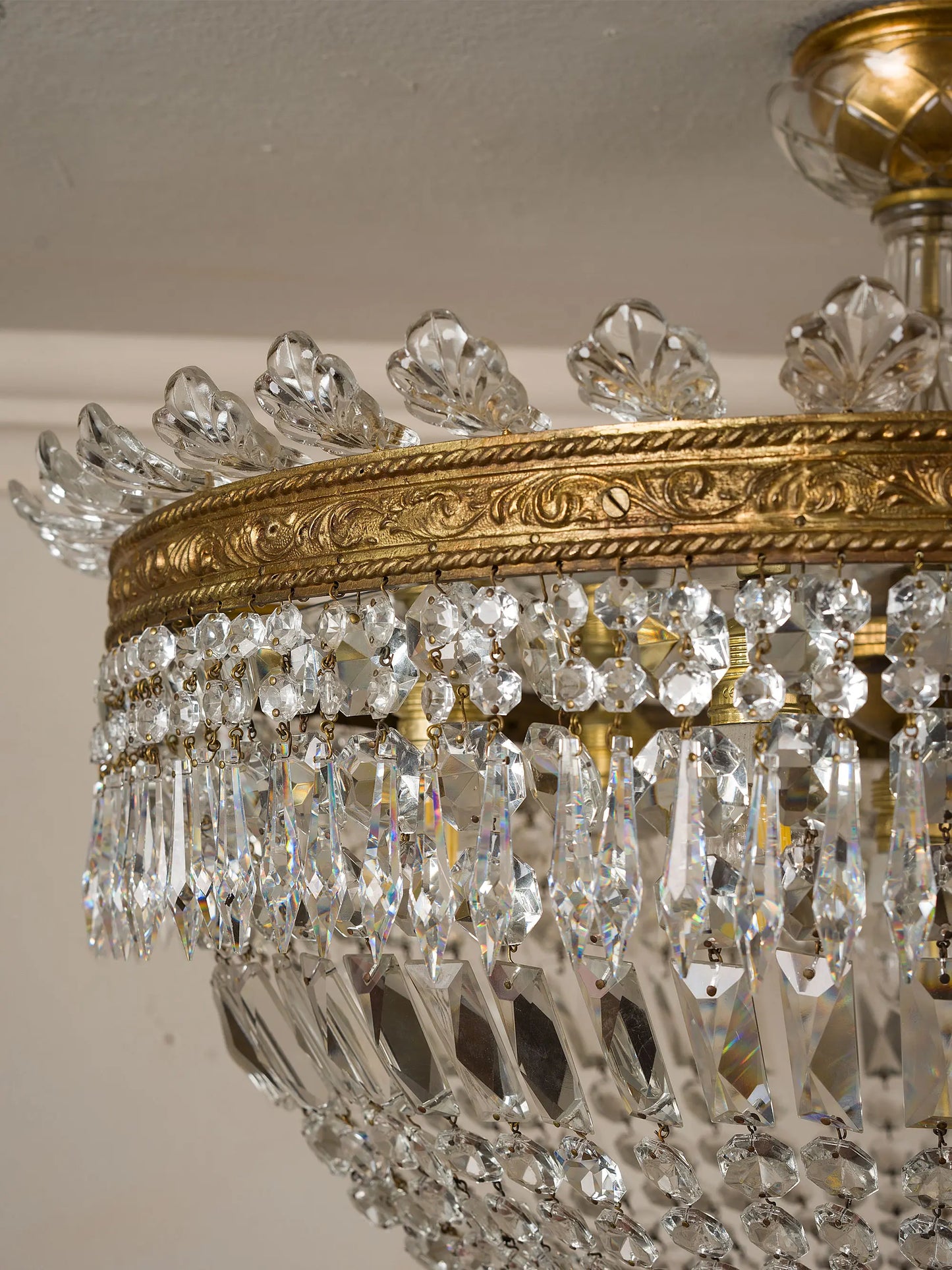 Lampadario vintage italiano in cristallo e ottone con corona di foglie in vetro, stile Impero restaurato | Lo Stile Italiano 