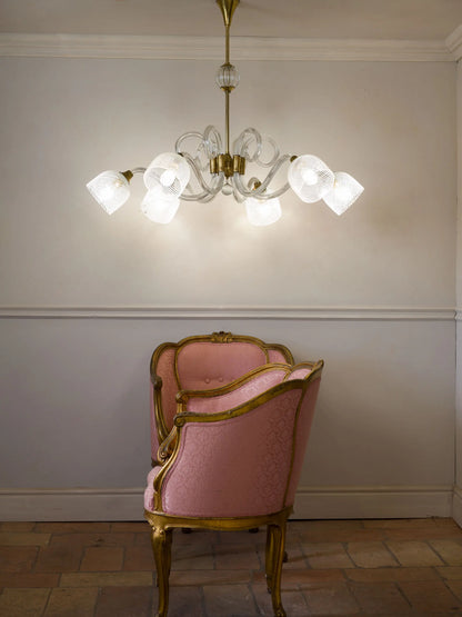 Elegante lampadario degli anni 40 in vetro di Murano, fotografato con due poltrone antiche Napoleone III - Lo Stile Italiano