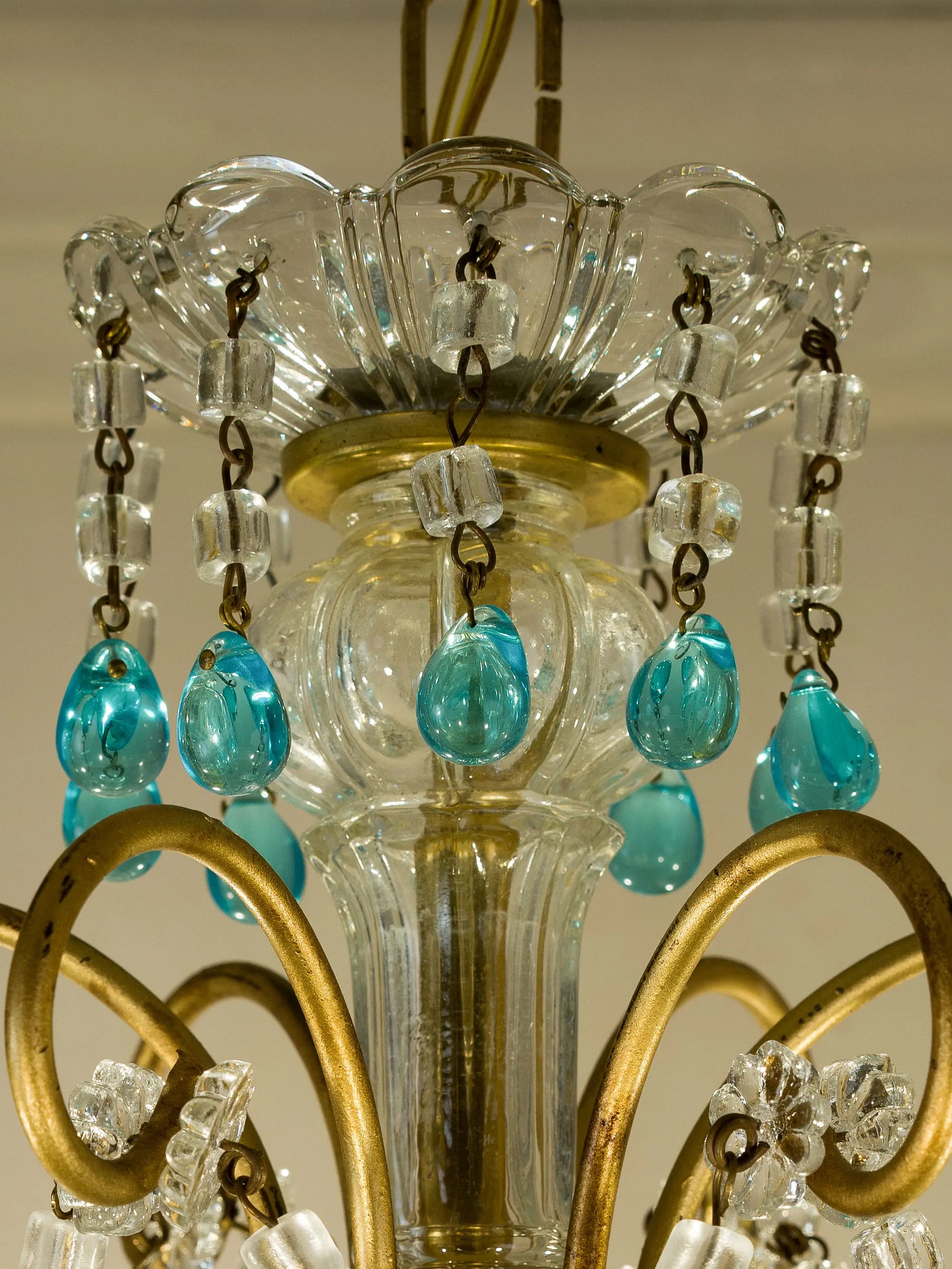 Dettaglio delle gocce pendenti in vetro di Murano colorato su lampadario fiorentino vintage – Lo Stile Italiano