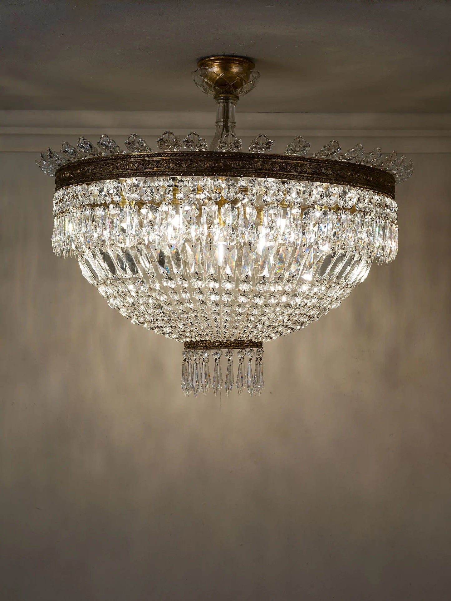 Lampadario a mongolfiera in cristallo di Boemia, plafoniera italiana in ottone cesellato, stile Impero anni '50 | Lo Stile Italiano 