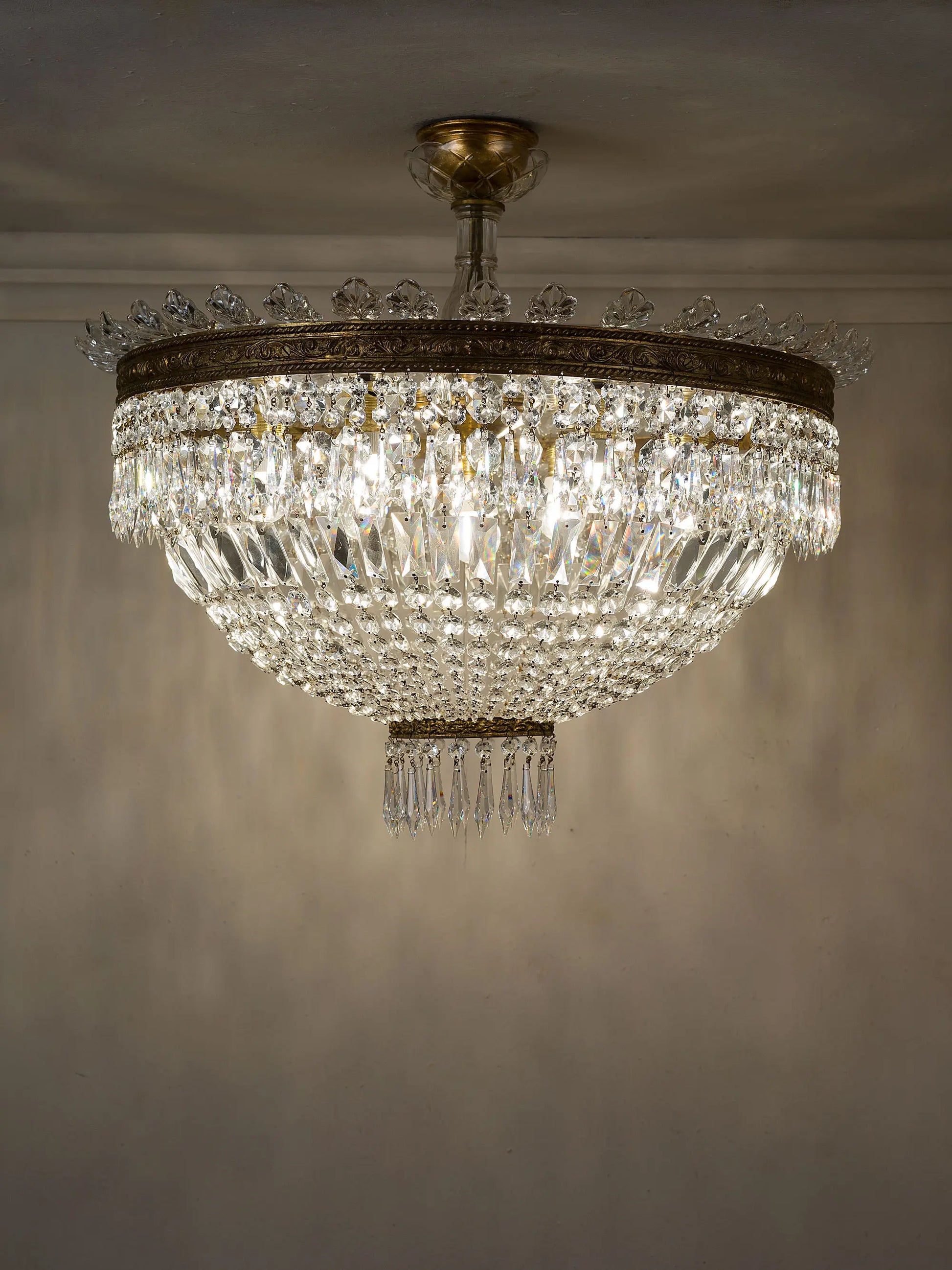 Lampadario a mongolfiera in cristallo di Boemia, plafoniera italiana in ottone cesellato, stile Impero anni '50 | Lo Stile Italiano 