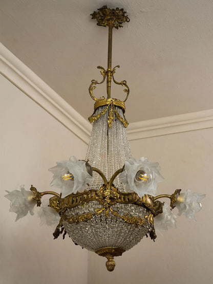 lampadario antico Art Nouveau con paralumi floreali e coppa in cristallo | Lo Stile Italiano