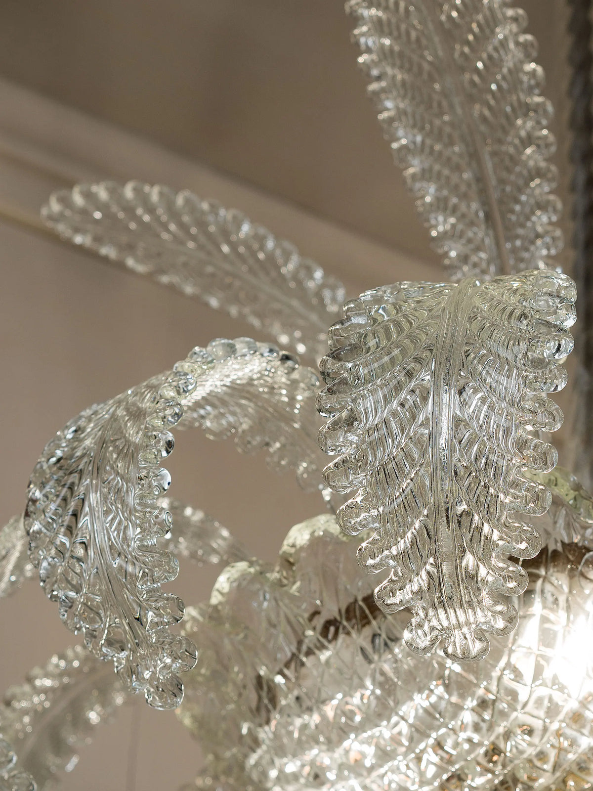 Foglie in vetro di Murano illuminate con nervature decorative in rilievo | Lo Stile Italiano