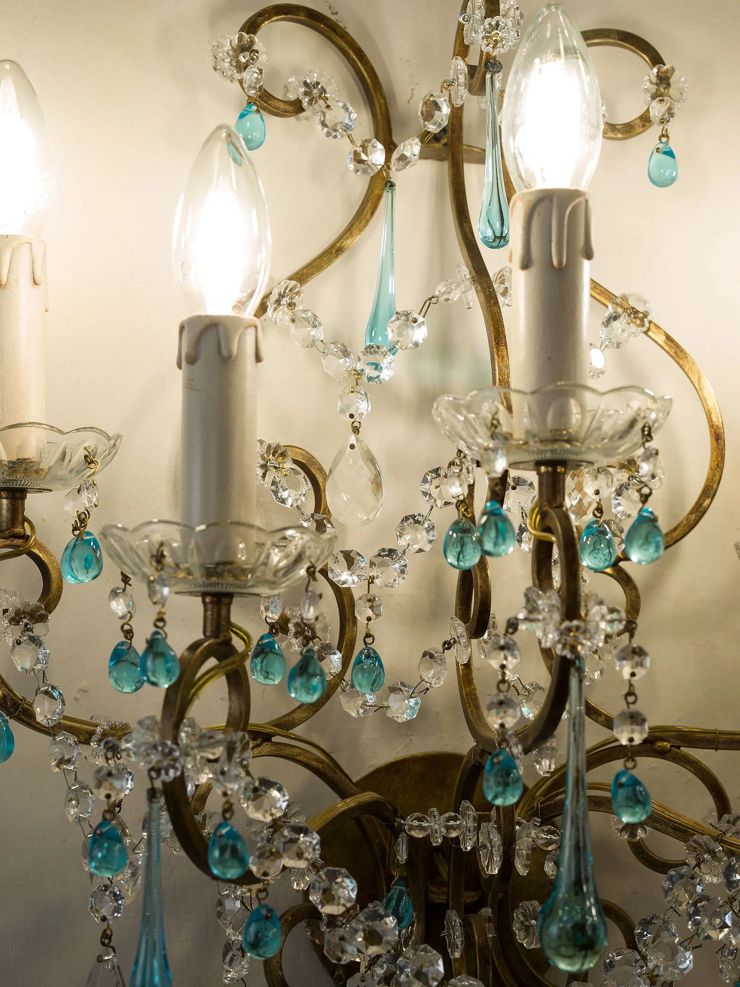 Particolare delle gocce pendenti turchesi in vetro di Murano su applique vintage italiana – Lo Stile Italiano