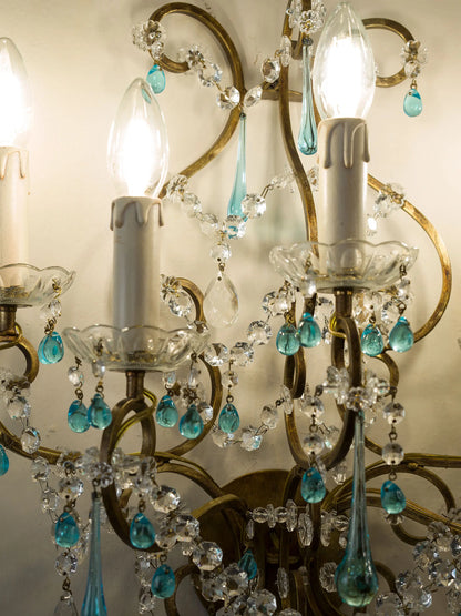 Particolare delle gocce pendenti turchesi in vetro di Murano su applique vintage italiana – Lo Stile Italiano