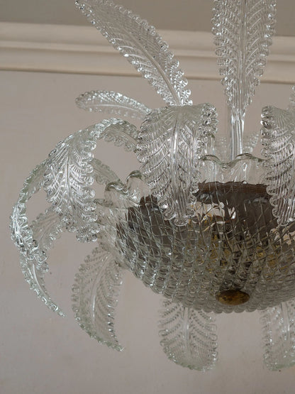Dettaglio delle foglie in vetro di Murano trasparente con nervature in rilievo | Lo Stile Italiano