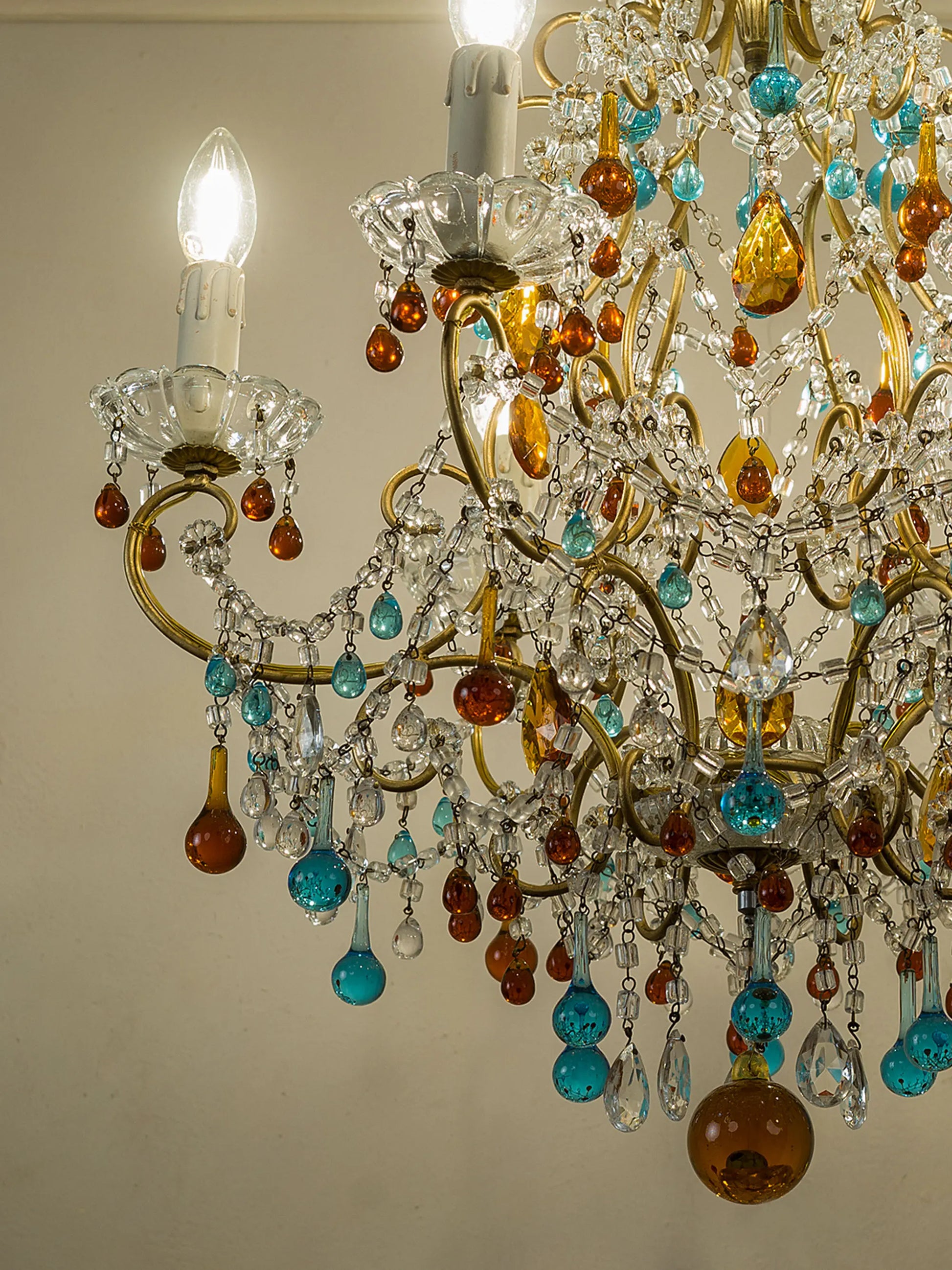 Lampadario fiorentino con catene di cristallo e gocce colorate in vetro di Murano illuminato – Lo Stile Italiano