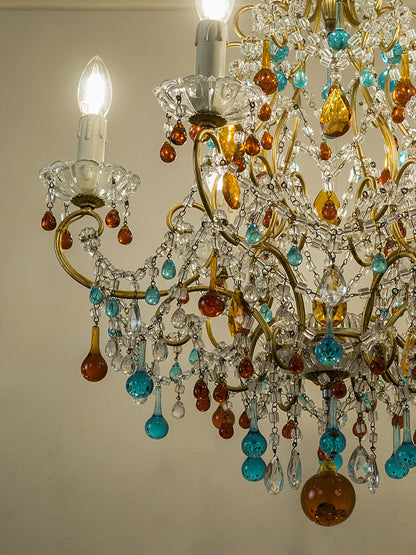 Lampadario fiorentino con catene di cristallo e gocce colorate in vetro di Murano illuminato – Lo Stile Italiano