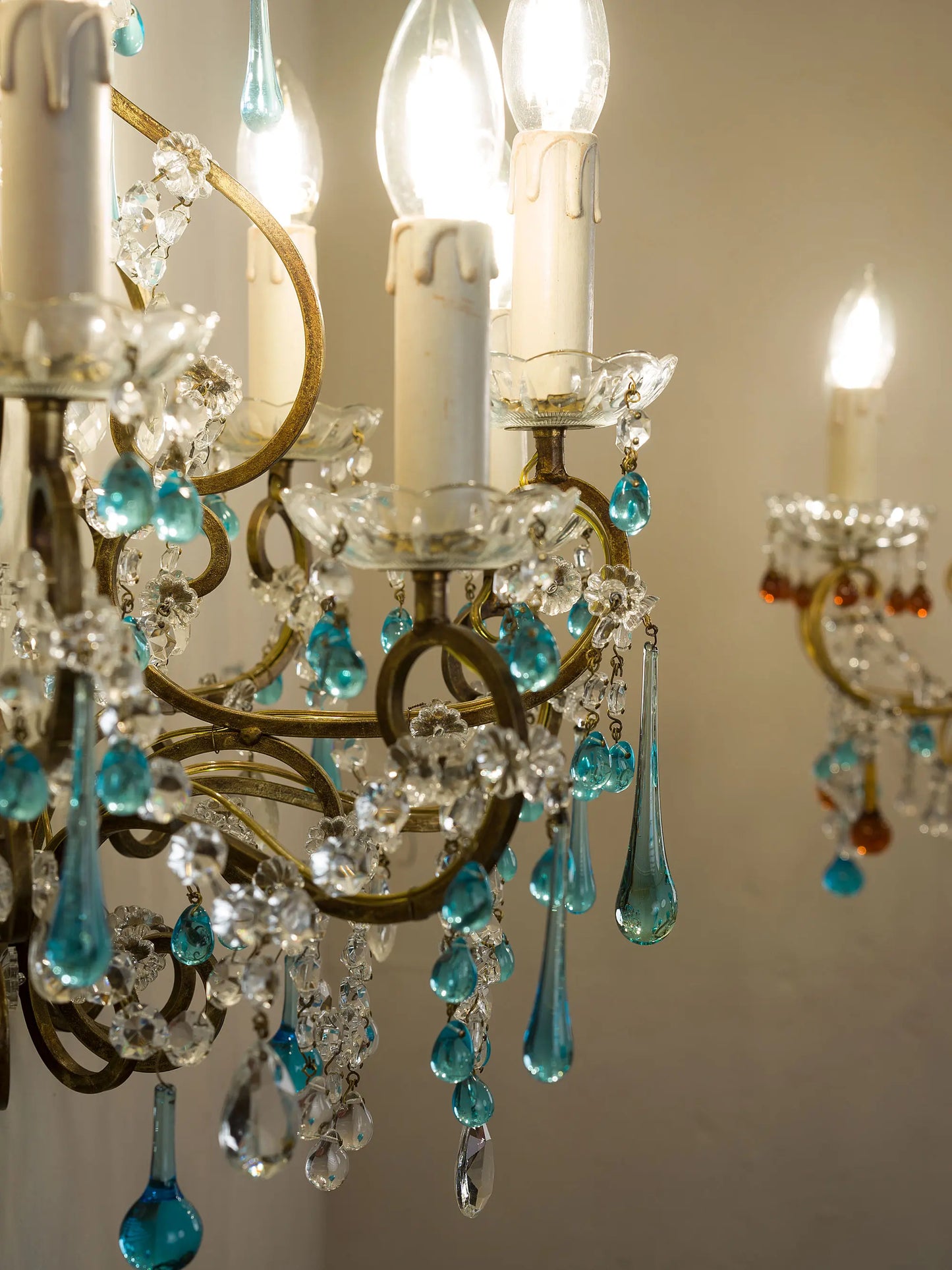 Lampada da parete fiorentina anni ’80 con pendenti in vetro di Murano color turchese e catene di cristallo – Lo Stile Italiano