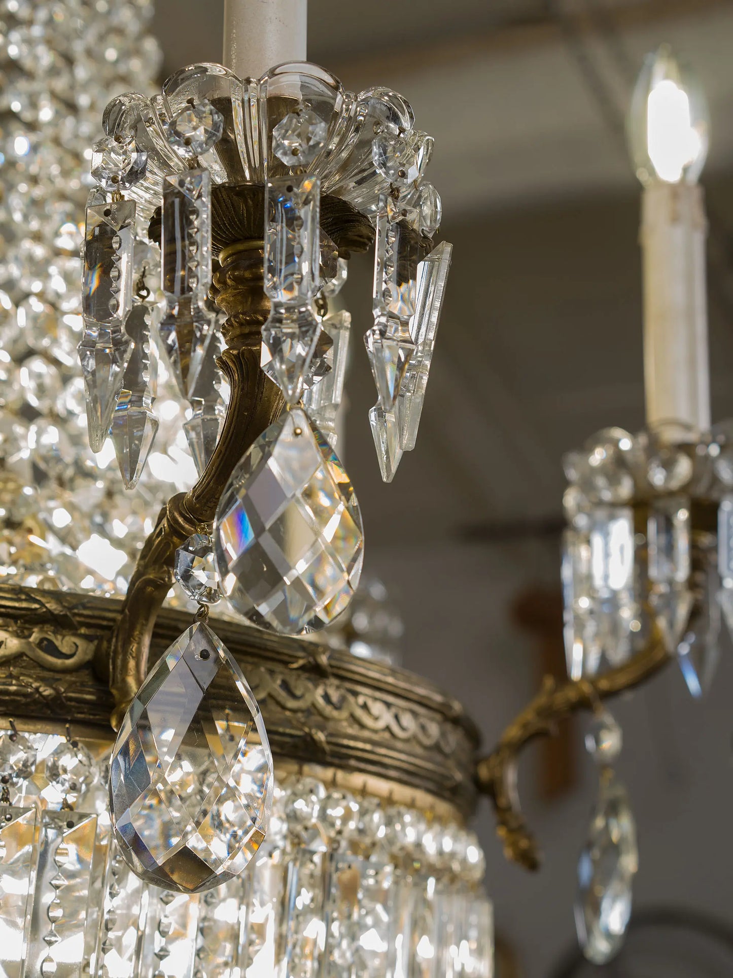 Lampadario antico stile Impero con  prismi sfaccettati, elegante illuminazione neoclassica con diciotto luci a candela | Lo Stile Italiano