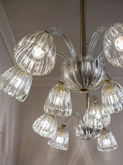 Coppia di lampadari in vetro soffiato di Murano con sei e cinque luci,  Barovier e Toso | Lo Stile Italiano