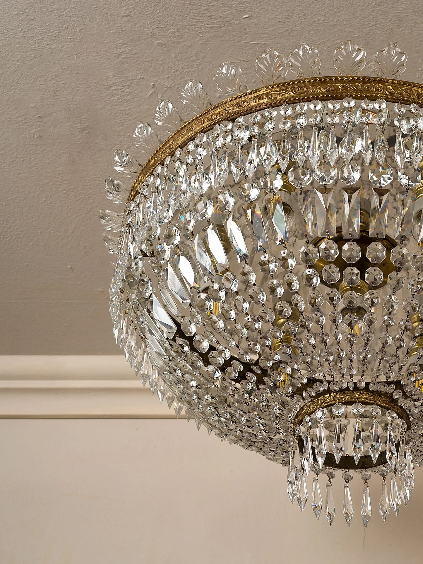Lampadario italiano anni '50 in cristallo e ottone, plafoniera a mongolfiera completamente restaurata | Lo Stile Italiano 