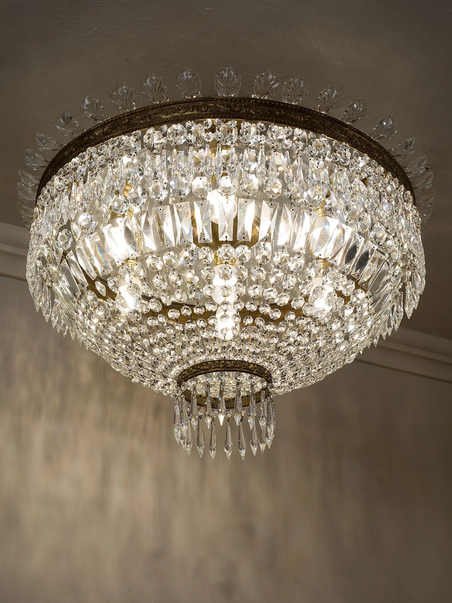 Plafoniera Hollywood Regency in ottone e cristallo con elegante forma a mongolfiera | Lo Stile Italiano 