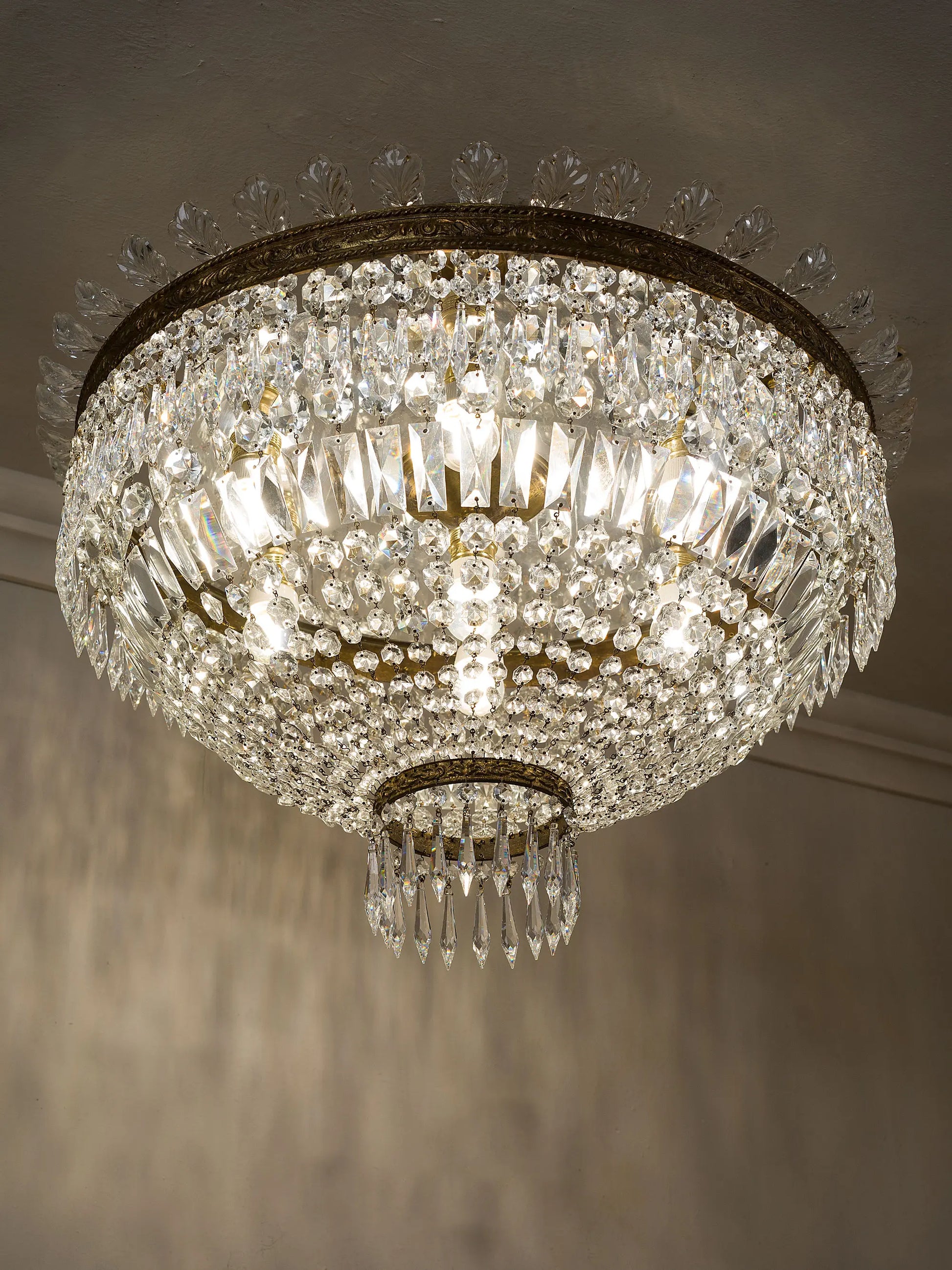 Plafoniera Hollywood Regency in ottone e cristallo con elegante forma a mongolfiera | Lo Stile Italiano 