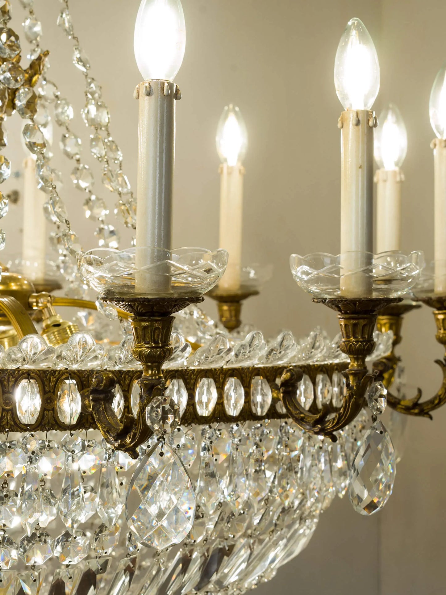 Dettaglio delle candele in legno del lampadario | Lo Stile Italiano