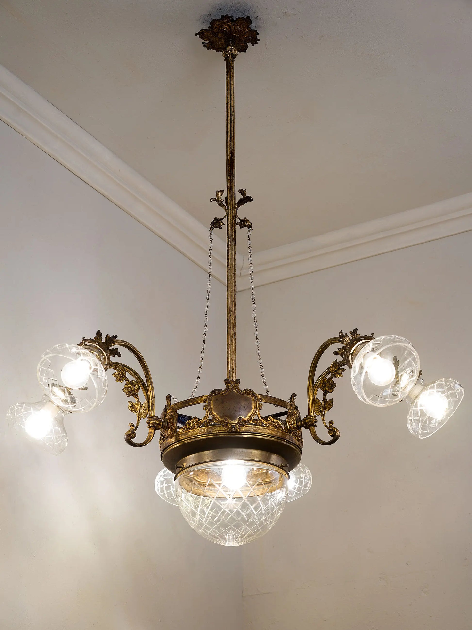 Elegant Italian vintage chandelier in brass and frosted glass, artistic lighting from the first half of the twentieth century | Lo Stile Italiano