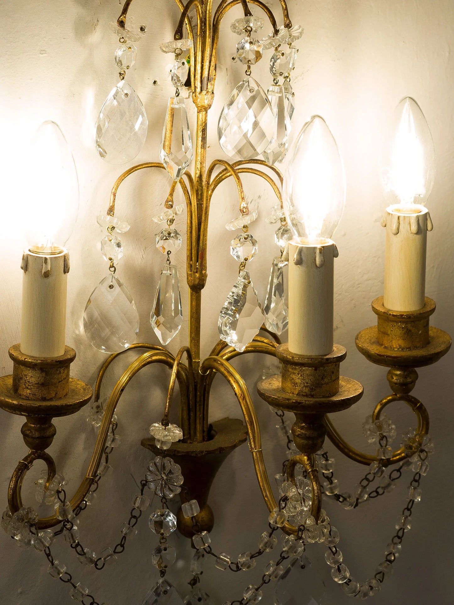 Applique fiorentine con struttura scolpita e decorazioni in cristallo molato | Lo Stile Italiano