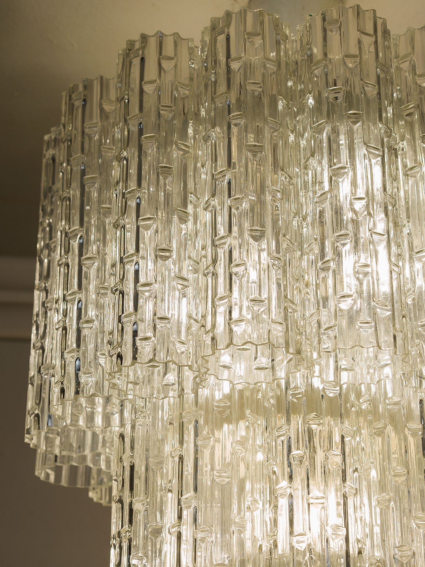 Detail of the textured Murano glass in the Tronchi style | Lo Stile Italiano