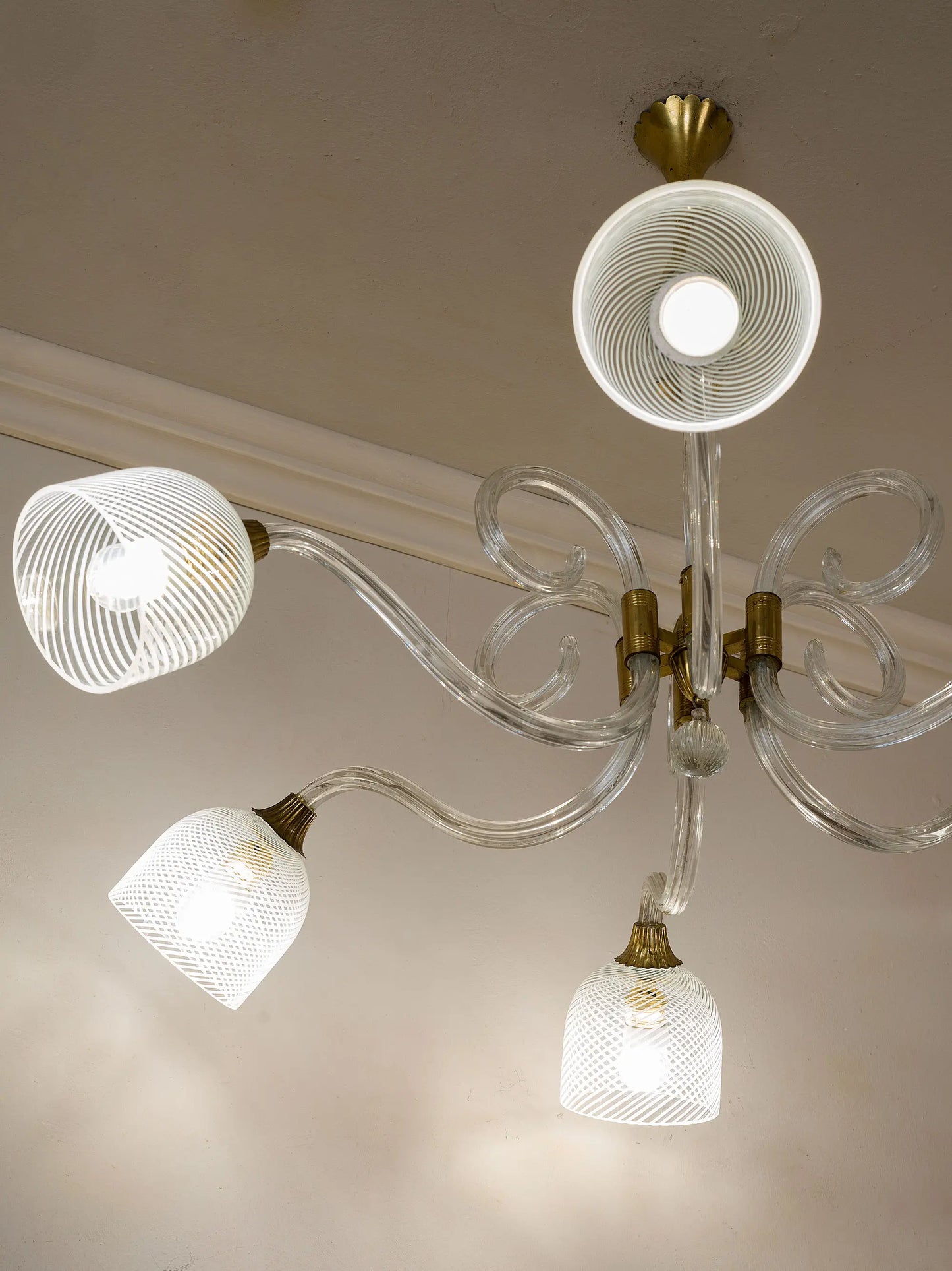Lampadario Antico di Murano con coppe in vetro soffiato con decori elicoidali con effetto a reticello - Lo Stile Italiano