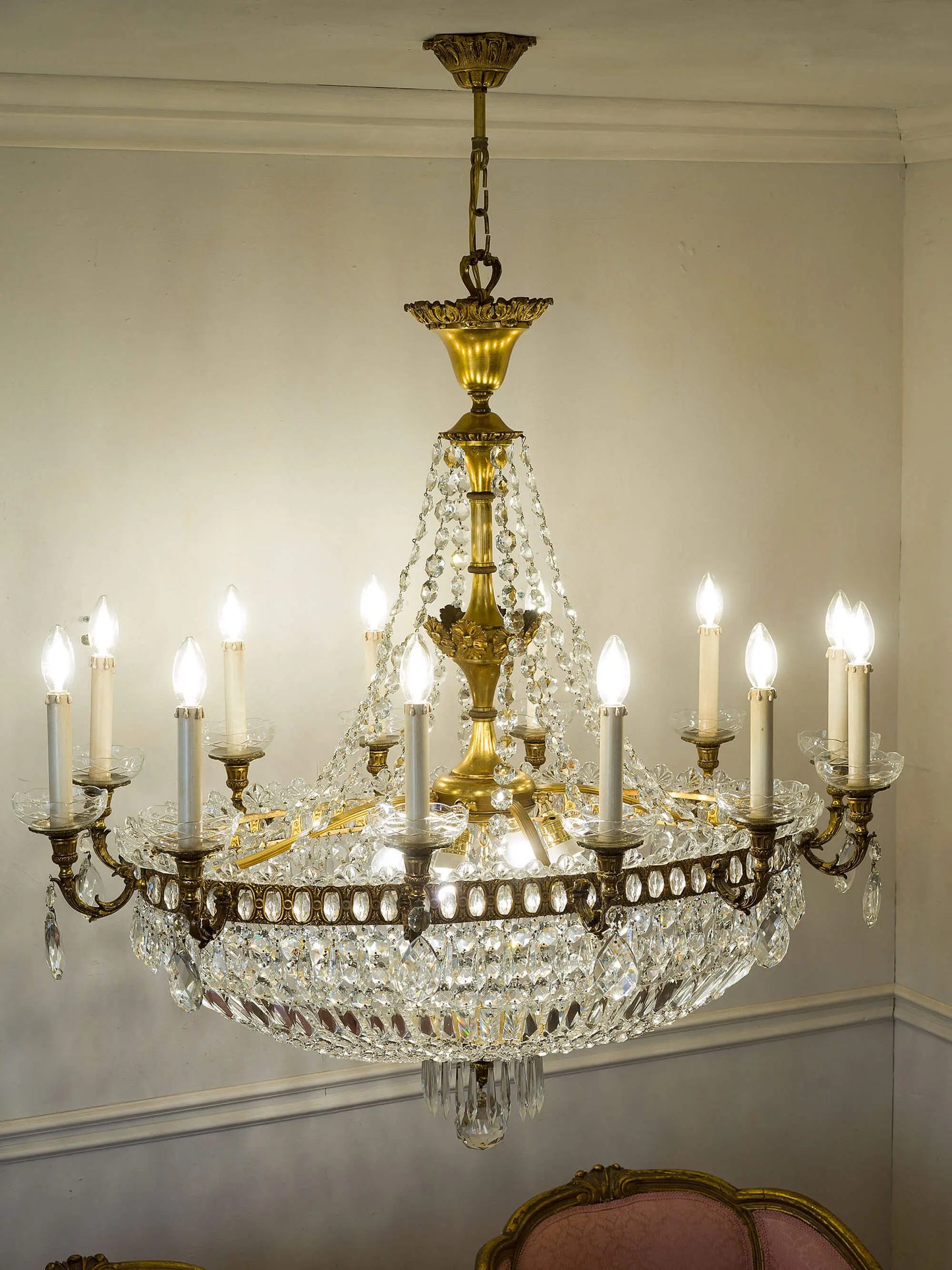 Grande Lampadario Stile Impero a Mongolfiera in Ottone e Cristallo di Boemia, Italia Anni ’40 | Lo Stile Italiano