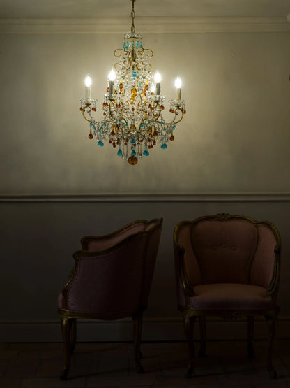 Vista ambientata di lampadario fiorentino vintage con pendenti in vetro di Murano colorato – Lo Stile Italiano